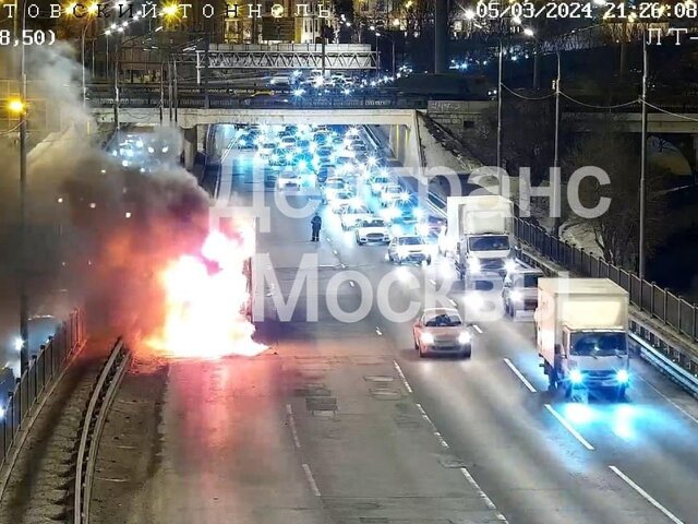 Автомобиль загорелся перед въездом в Лефортовский тоннель
