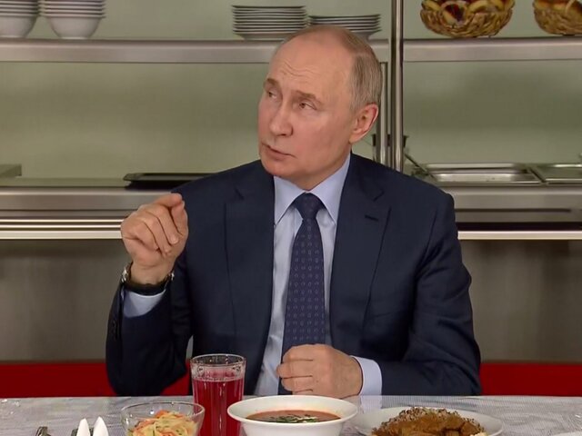 Путин признался, что одинаково любит и огурцы, и помидоры