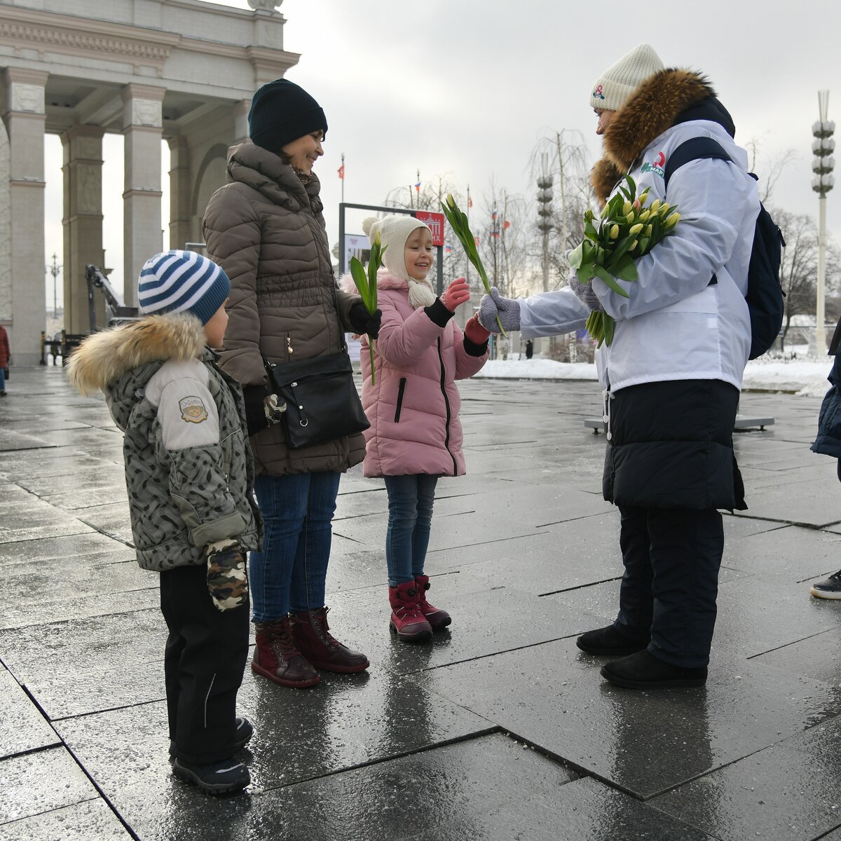 Волонтеры Москвы подарят женщинам более 150 тыс цветов в честь 8 Марта –  Москва 24, 03.03.2024