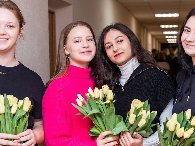 Волонтеры Москвы подарят женщинам более 150 тыс цветов в честь 8 Марта