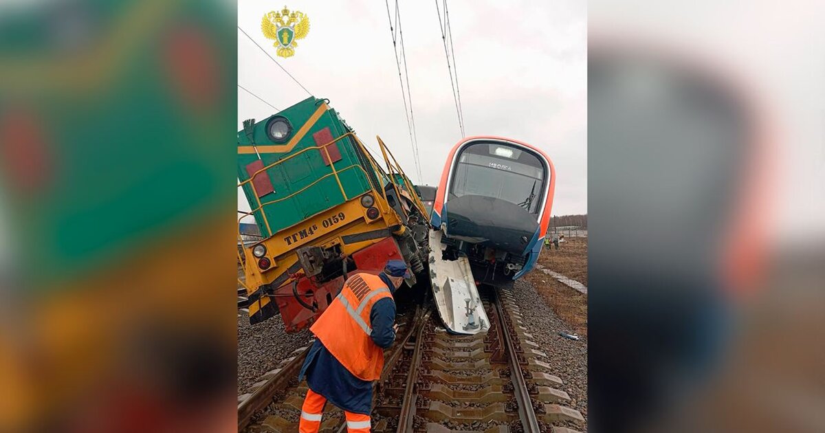 Электропоезд столкнулся с тепловозом в депо Нахабино