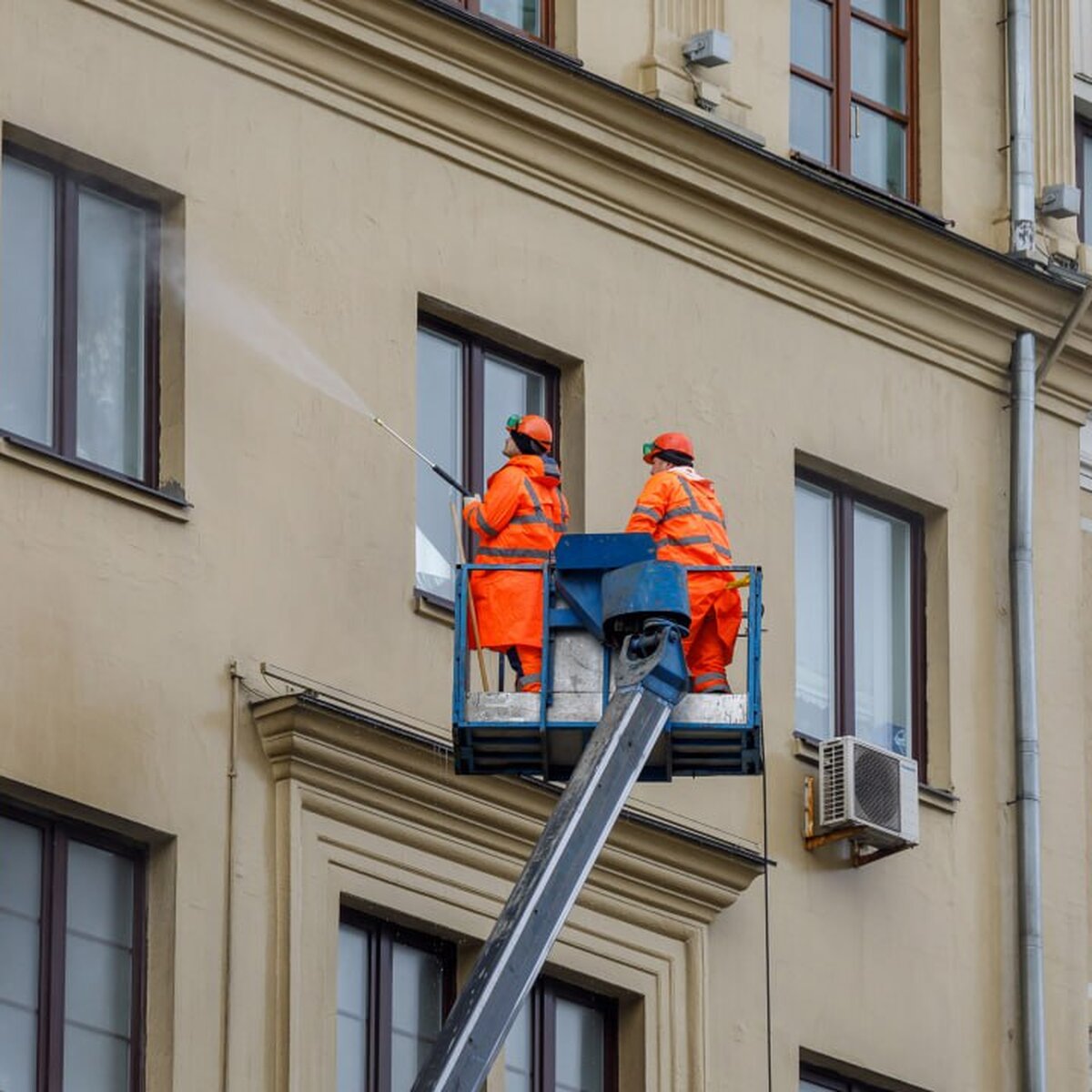 Городские службы продолжают промывать фасады и цоколи зданий в Москве –  Москва 24, 05.04.2024