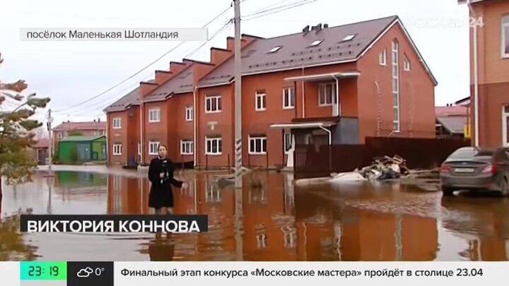 Жители подмосковного поселка передвигаются по улицам на лодках