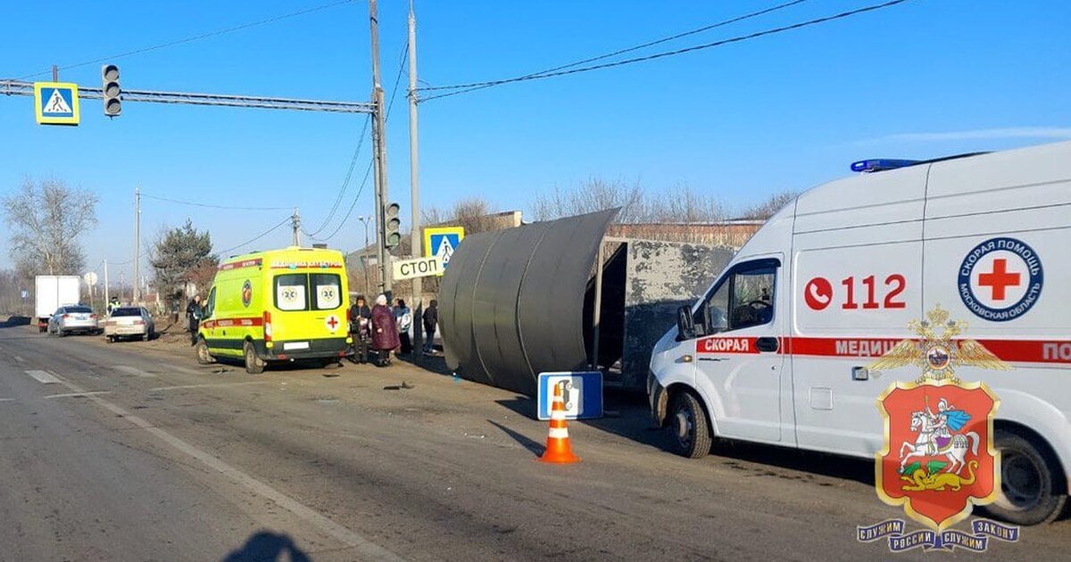 Иномарка врезалась в остановку общественного транспорта в Богородском горокруге