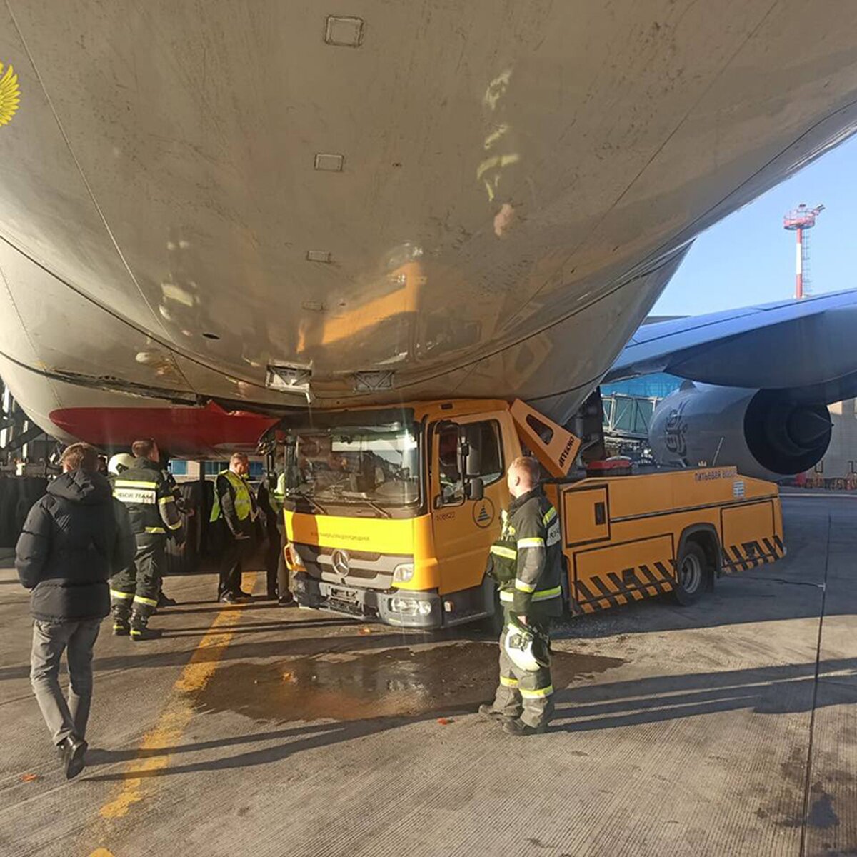 Водовоз врезался в самолет в аэропорту Домодедово – Москва 24, 27.03.2024