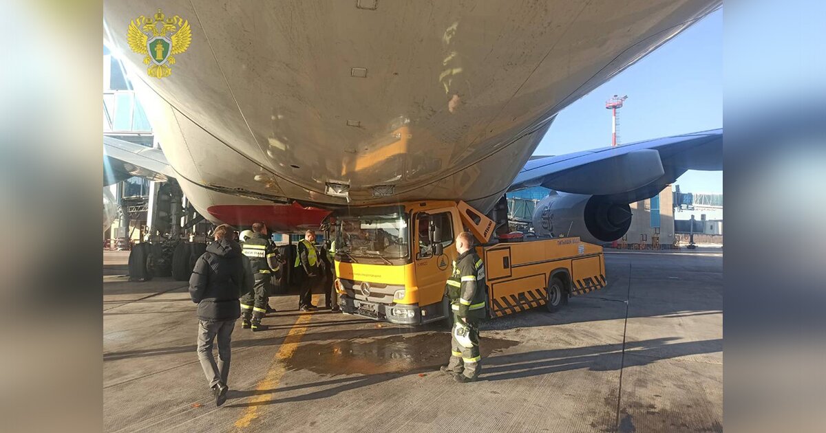 Водовоз врезался в самолет в аэропорту Домодедово