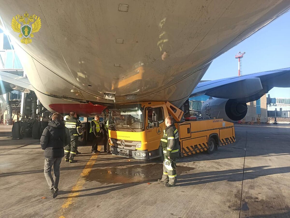 Водовоз врезался в самолет в аэропорту Домодедово – Москва 24, 27.03.2024