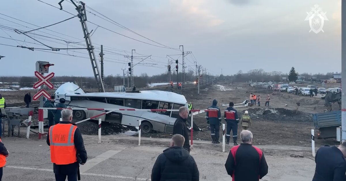 Уголовное дело завели после столкновения автобуса и поезда в Ярославской области