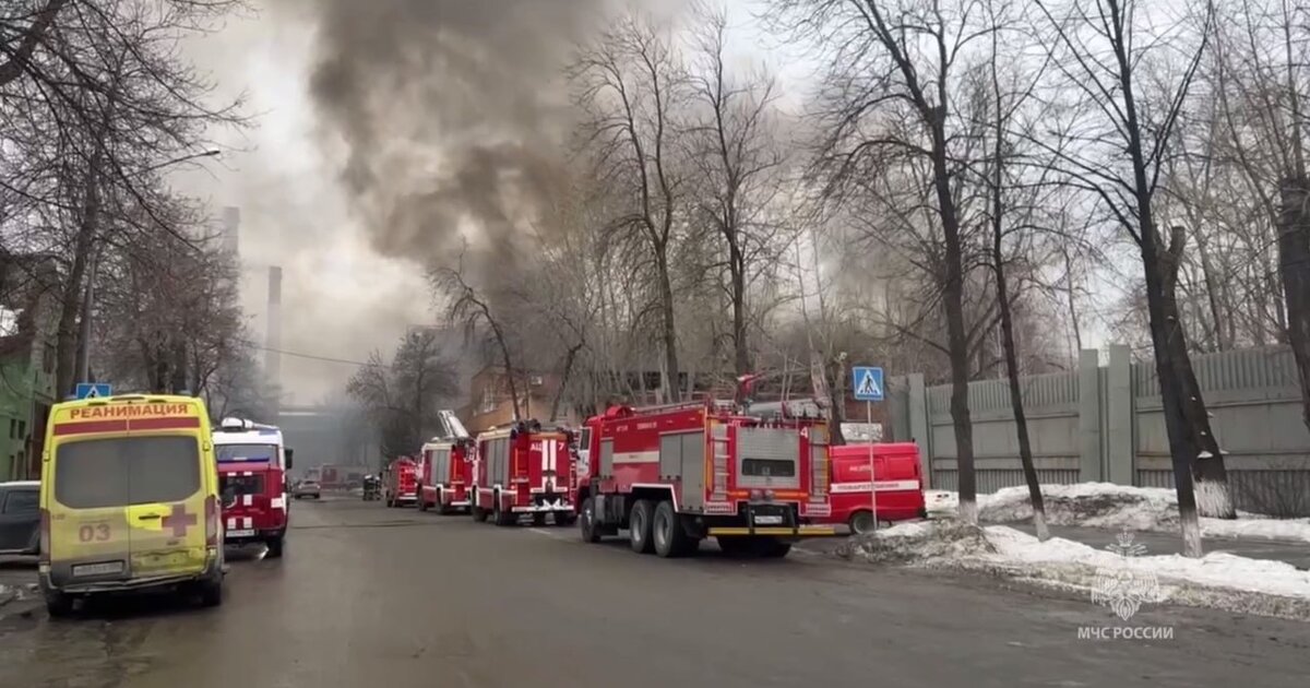 Площадь пожара в цехе в Екатеринбурге выросла до 4,5 тыс квадратных метров