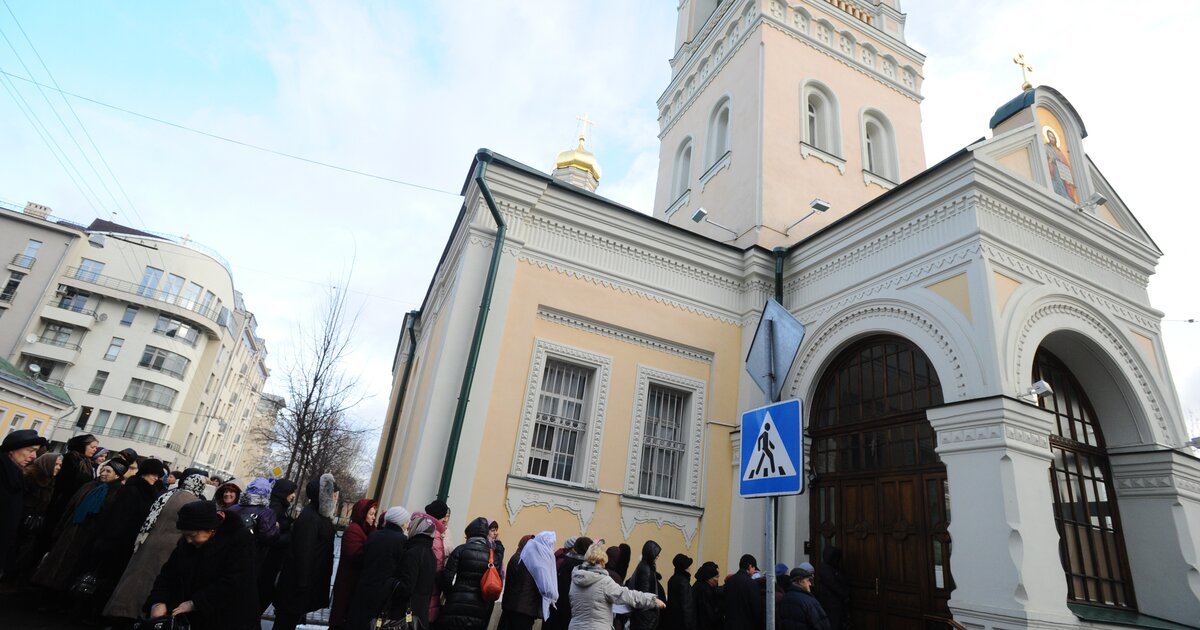 В нескольких церквях. Храмы возле ТАСС. Детский колокола Илии пророка Обыденском переулке. Служба в храме на придорожной аллее. 2-Ой обыденный переулок в Москве фото.