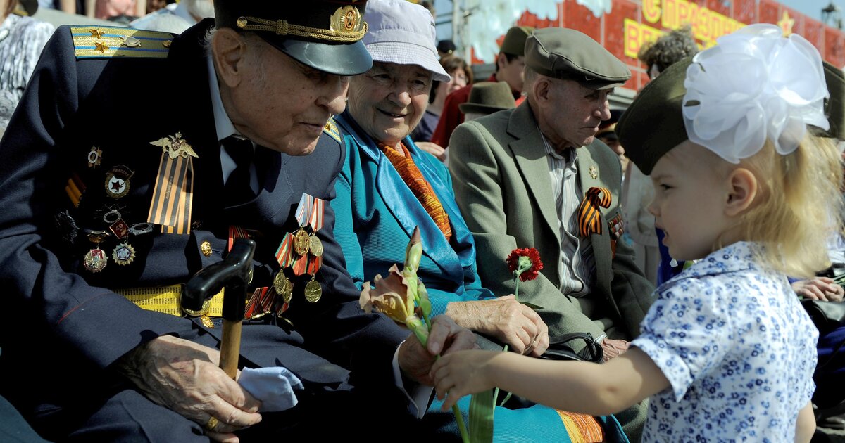 Земля ветерану москва. День Победы в Великой Отечественной войне фото. Великий праздник! Великое поколение!. Фотография празднования 9 мая и подпись к ней.