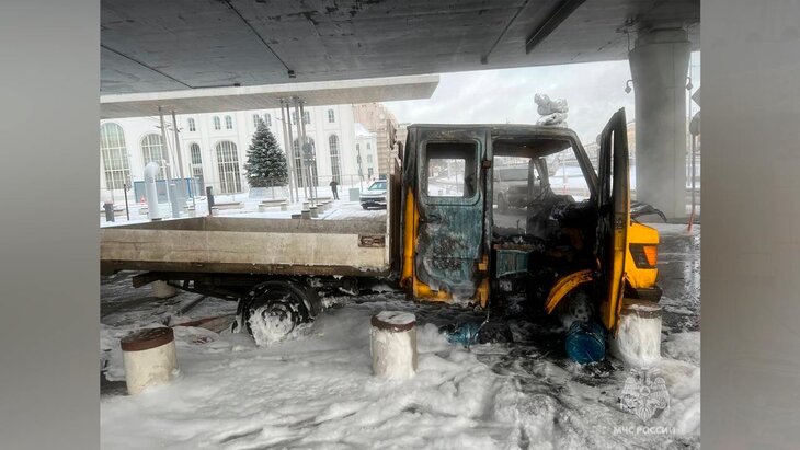 Грузовой автомобиль загорелся на Болотной набережной