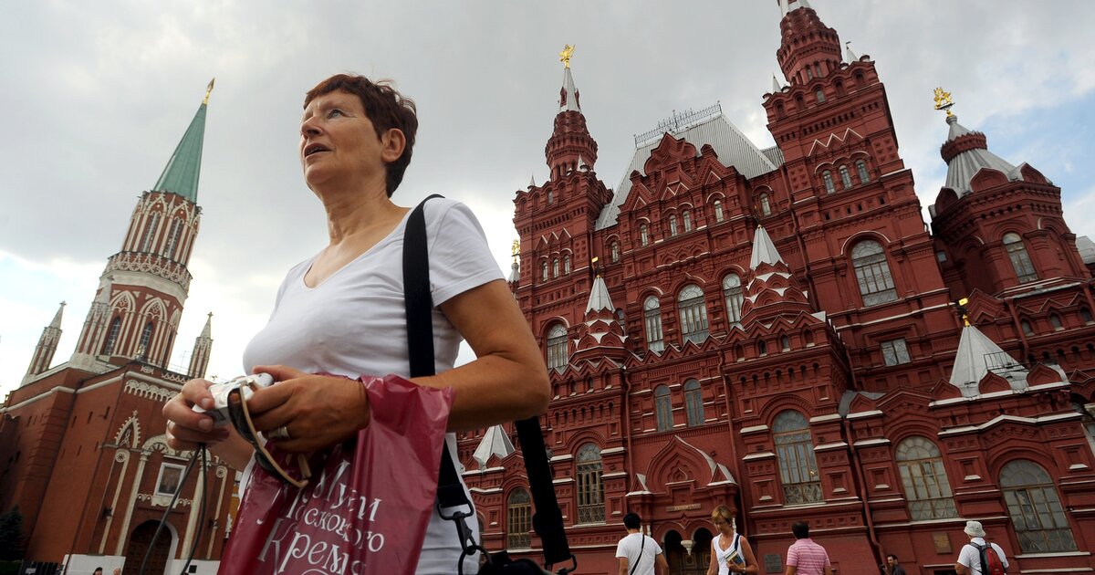 Тысячи москва. Иностранные туристы в Москве. Американские туристы в России. Культурный туризм в России. Туристы в Москве.