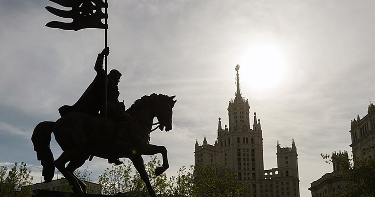 Памятник донскому. Дмитрий Донской памятник в Москве. Памятник князю Дмитрию Донскому в Москве. Памятник Дмитрию Донскому в Москве на Яузской улице. Дмитрий Иванович Донской памятник в Москве.