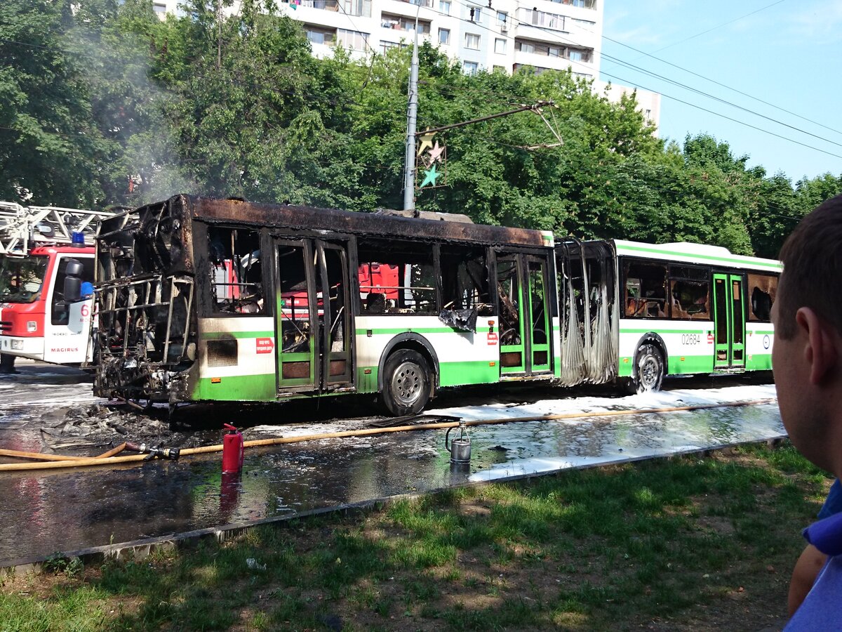 На Ташкентской улице сгорел автобус – Москва 24, 27.05.2014