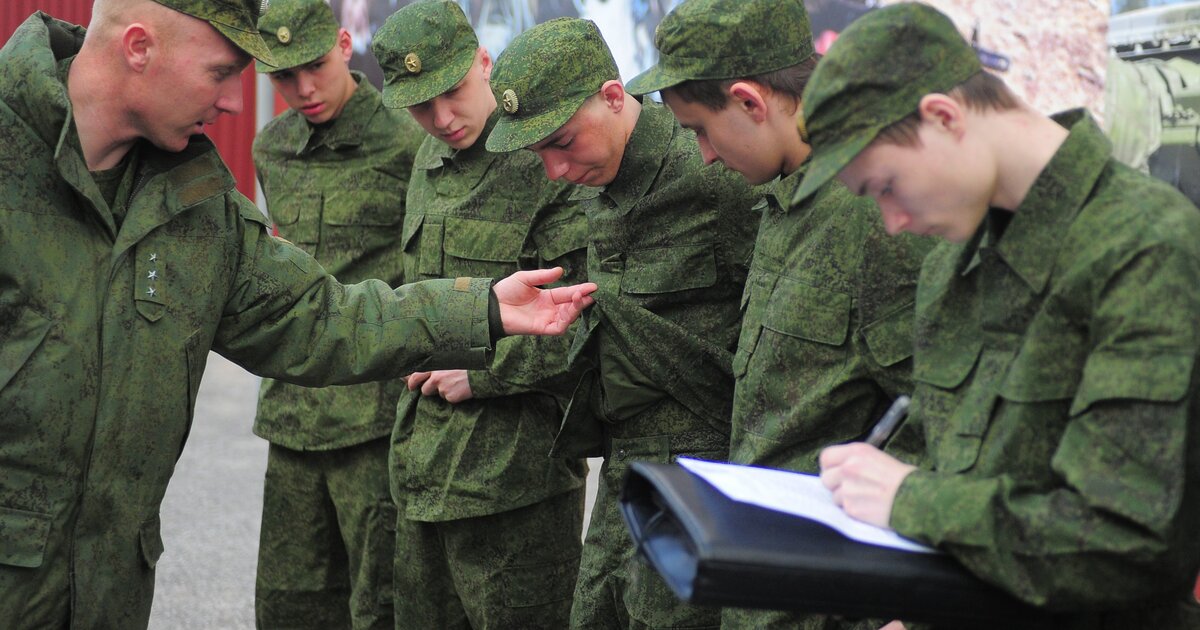 Призыв военнообязанных на сборы. Солдаты на плацу. Призывник.