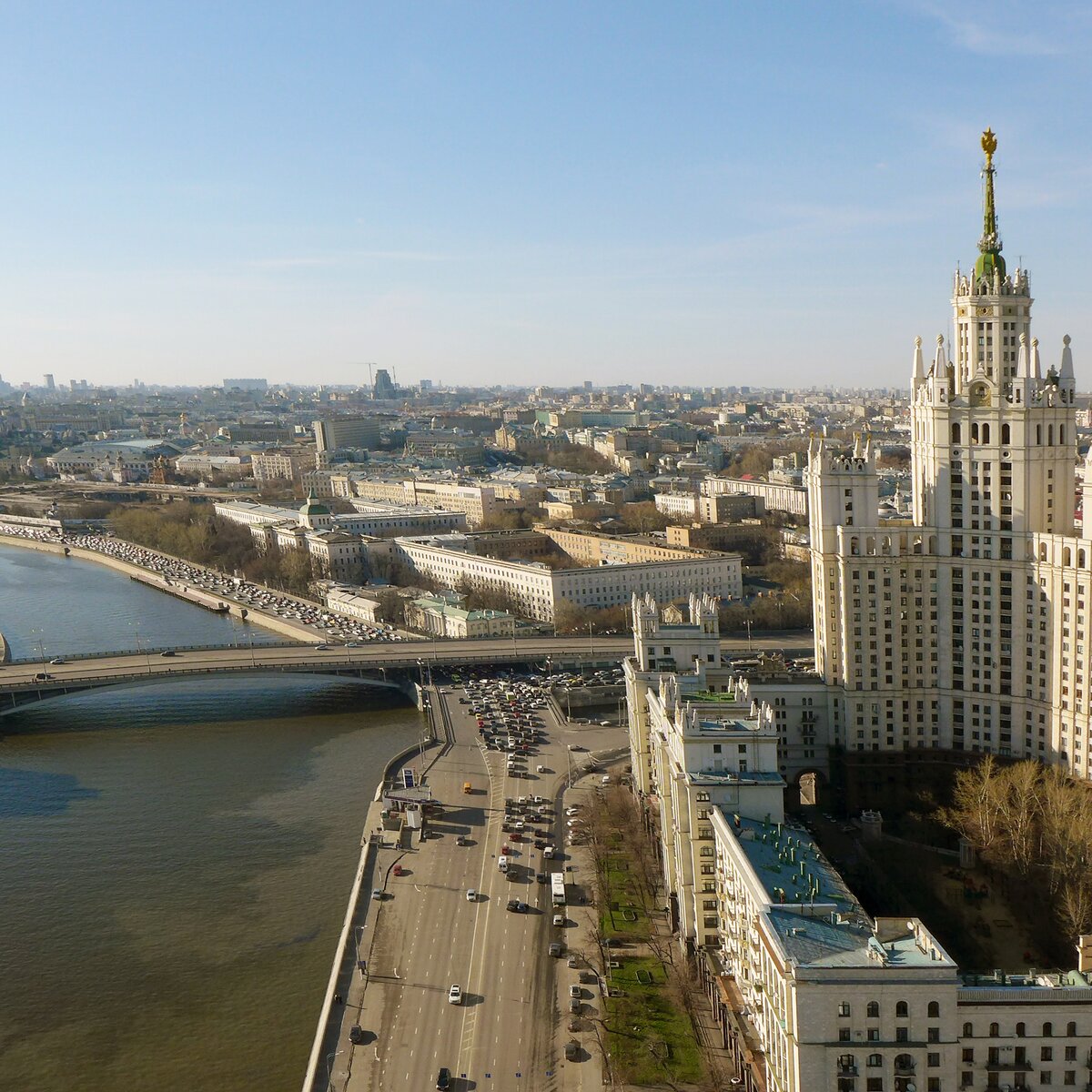 Около москвы. Высотка на Котельнической набережной сверху. Котельническая набережная Москва река. Вид с высотки на Котельнической набережной. Москва дом на реку Котельнической набережной.