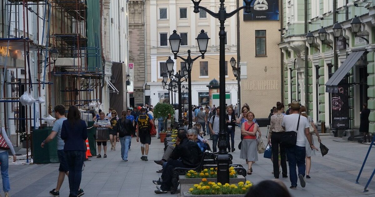 Пешая улица. Пешая улица в Москве. Пешеходные улицы Москвы в центре. Пешеходные зоны Остоженка. Пешеходные зоны Москвы.