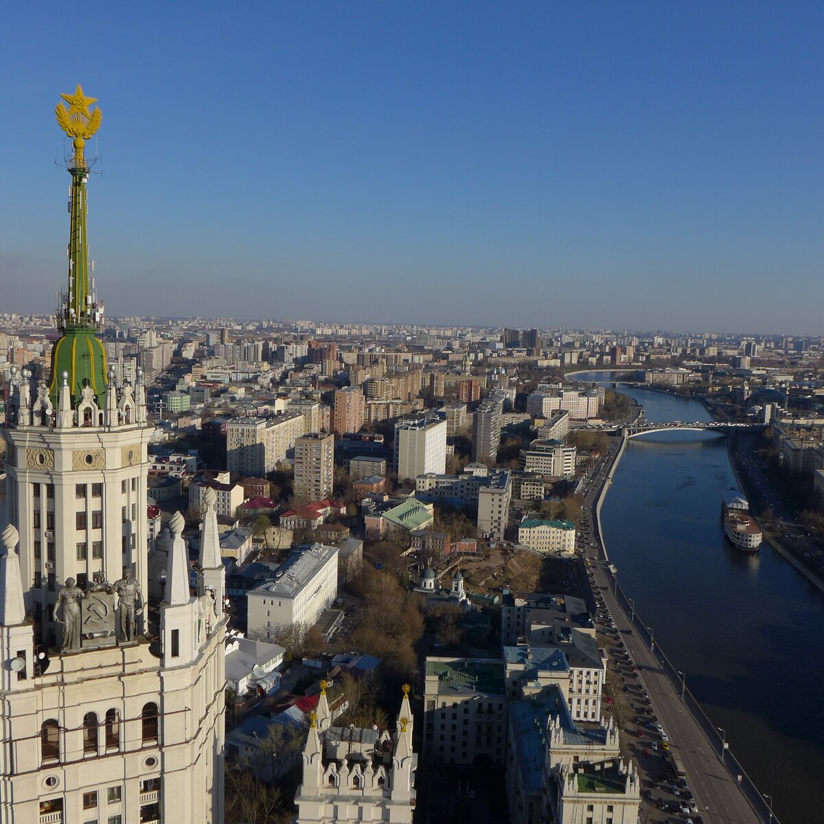 До 7 лет тюрьмы грозит хулиганам, перекрасившим звезду на высотке – Москва  24, 21.08.2014