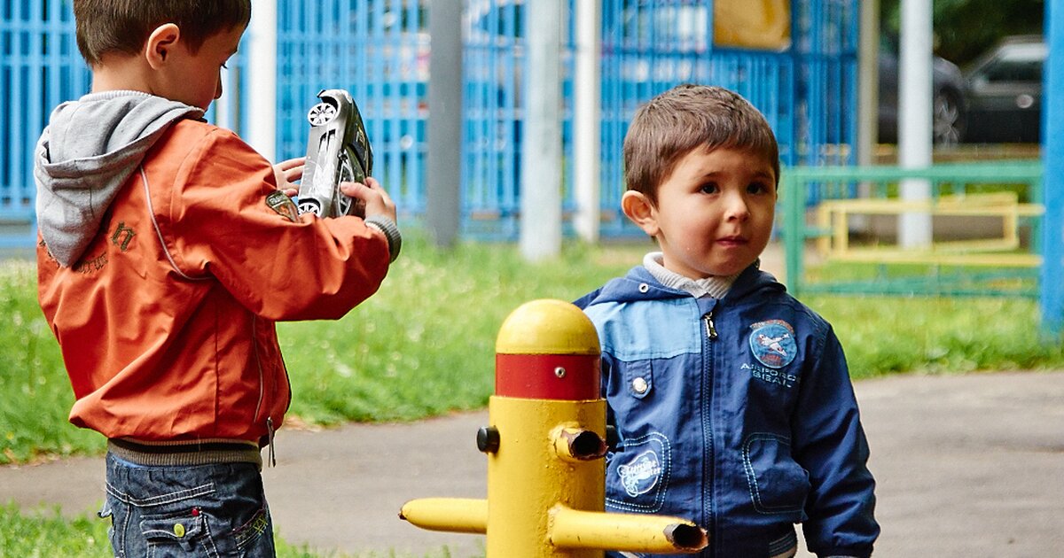 Шум во дворе. Тревожные фотографии детских площадок. Шумный двор.