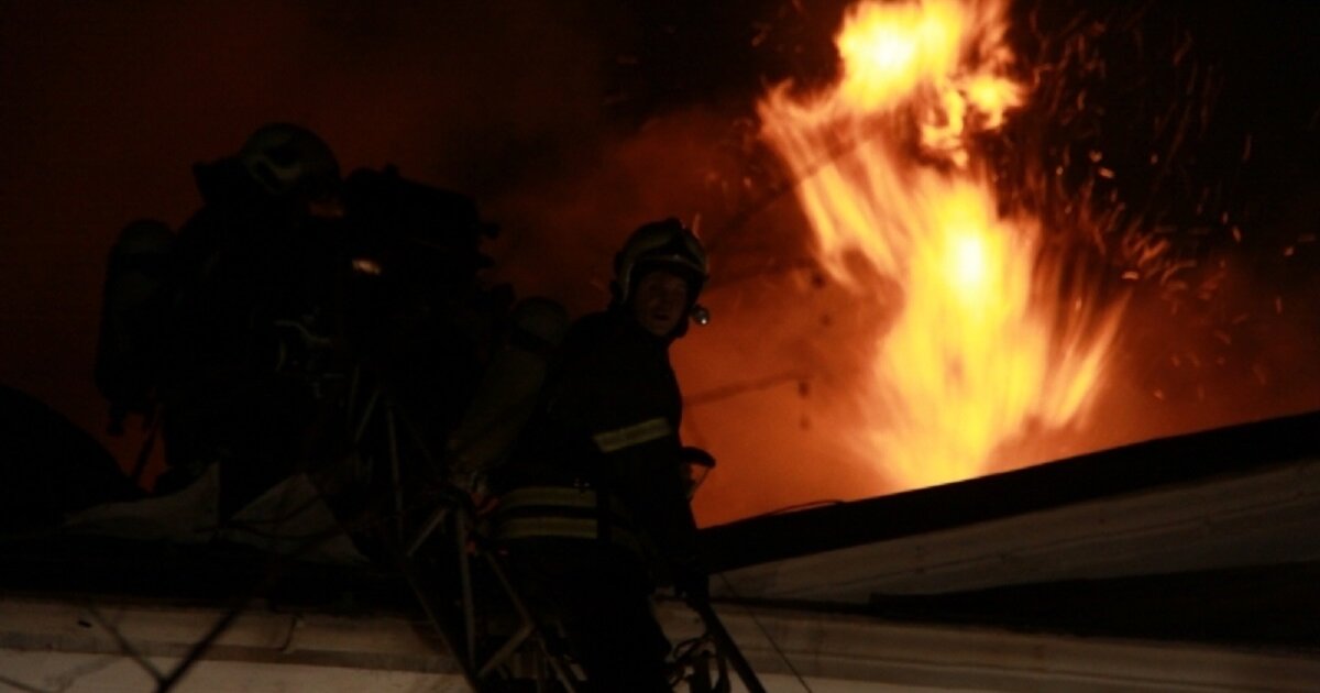 Горела крыша во сне. Пожар кровли ночь. Mchs gov пожарные на крыше. Пожарная в Крымске фото. Сгорел дом фото в Крыму.