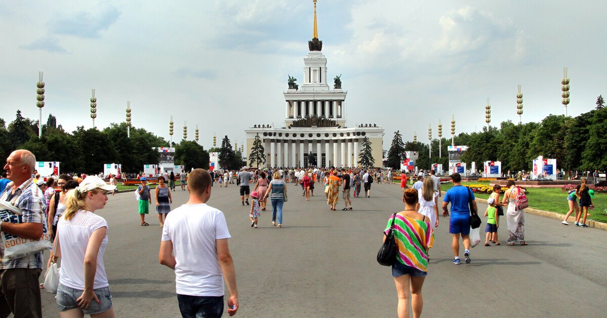 Закрыт ли вднх. Майские праздники ВДНХ. ВДНХ много людей. Погода ВДНХ. Погода в Москве ВДНХ.