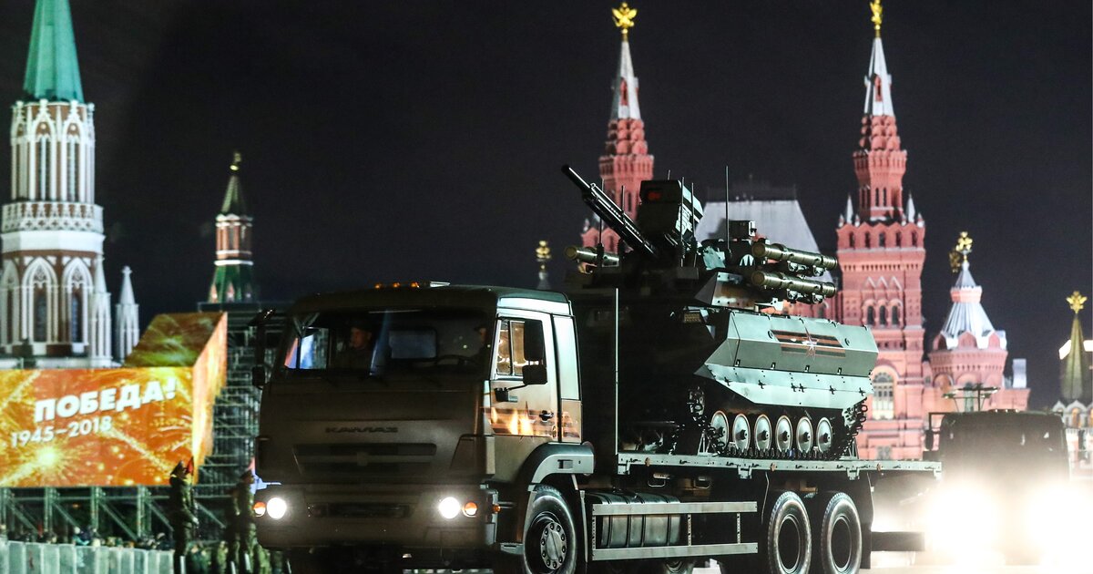 Выставка техники в москве на красной площади. Робот под красной площадью.