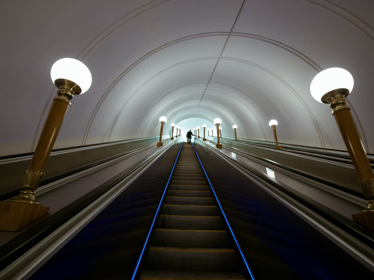 Эскалатор в переходе со станции метро 