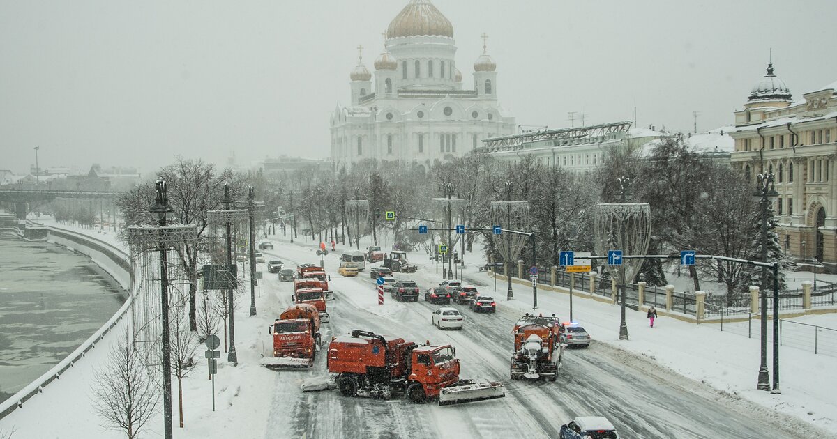 В каком году растает снег. Москва апрель столица. Когда растает снег в Москве. Когда растает снег в Москве 2024. Фото Москва набережная с растаявшим снегом.