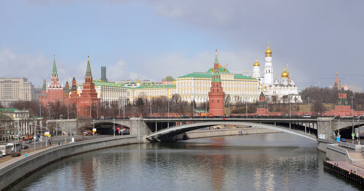 Тепло московский. Вид на Кремль с моста у храма Христа Спасителя. Апрель в Москве. Потепление в Москве. Снег апрель Москва 2022.