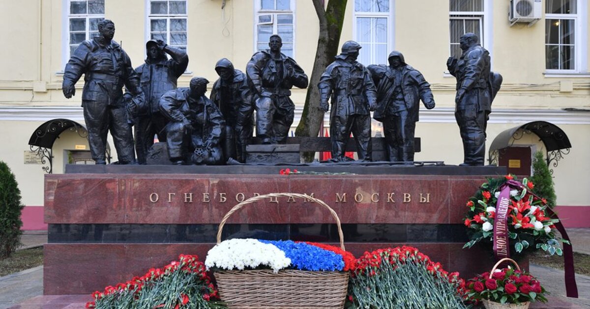 Героев столицы. Памятник огнеборцам Москвы. Памятник пожарным в Москве. Памятники пожарным в России. Памятник установленный в центре Москвы.