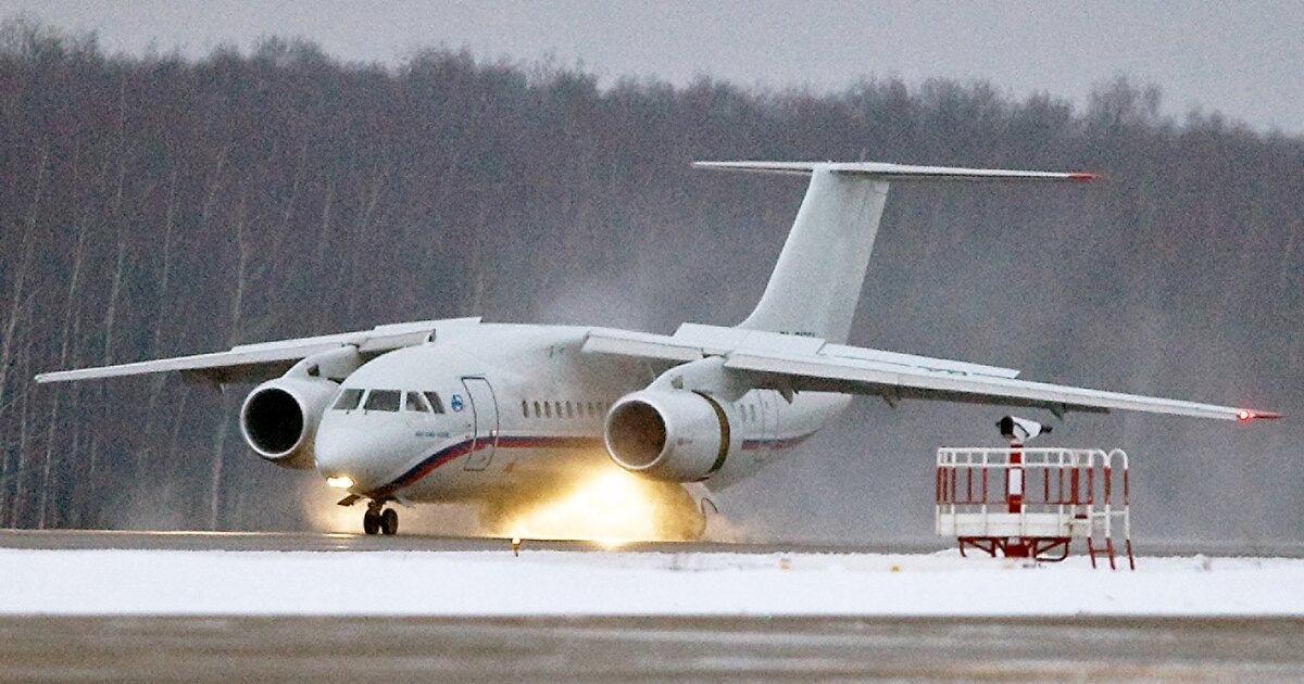 Взлет ан. Самолет АН 148. АН-148 пассажирский самолёт МЧС. Керосин ан148. Антонов 148.