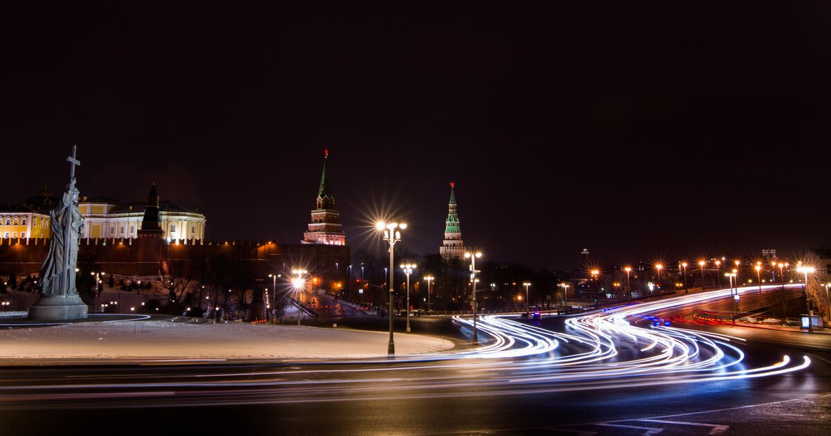 По ночной москве лечу от тебя. Ночная Москва зимой фото. Зимняя Москва ночью Новокузнецк. Тротуары Москвы. Ночной заезд.