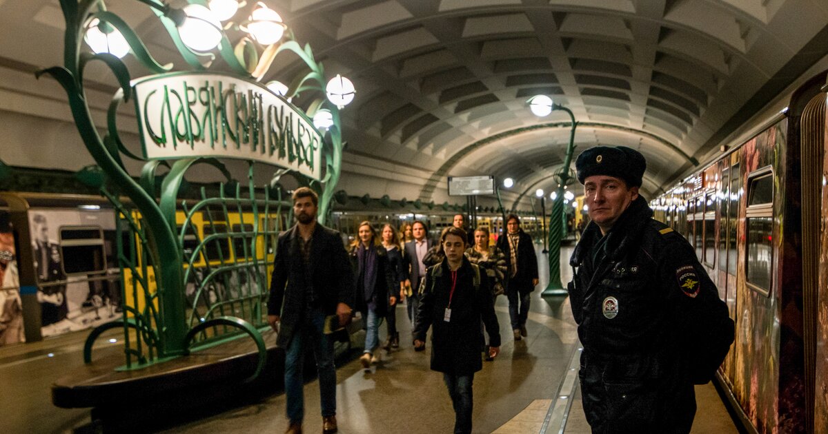 Полиция метро. Полиция на Арбатско Покровской линии. Китай город метро полиция. Славянский бульвар синяя ветка метро. Метро Славянский бульвар полиция.