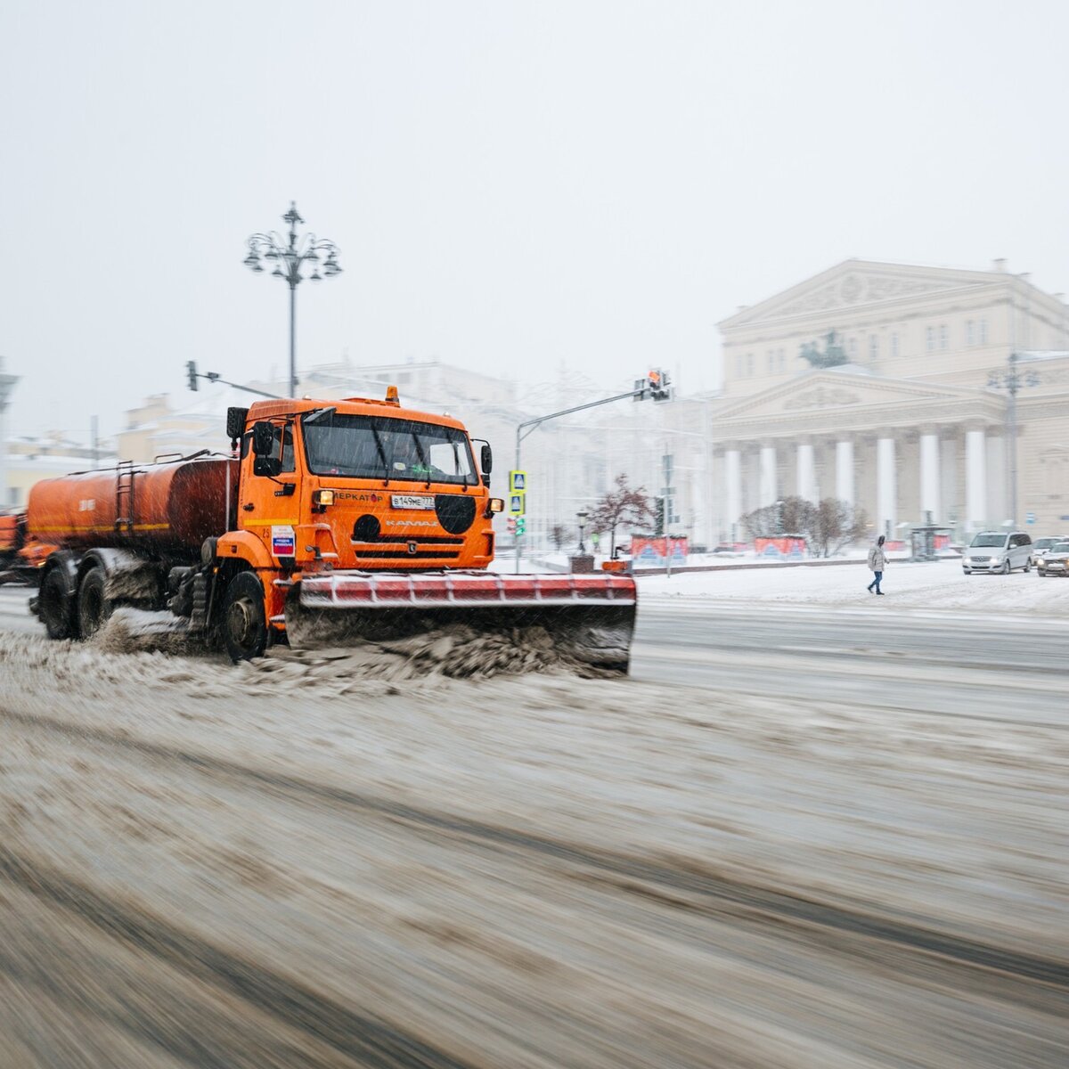 Коммунальные службы круглосуточно убирают снег с улиц Москвы – Москва 24,  26.12.2017