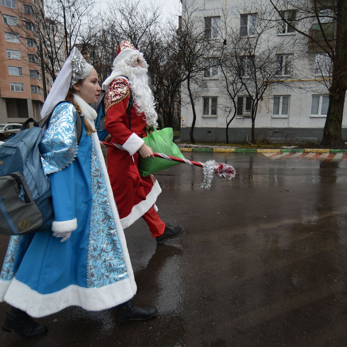 Хождение по елкам. Дед Мороз под прикрытием в квартирах москвичей – Москва  24, 11.01.2018