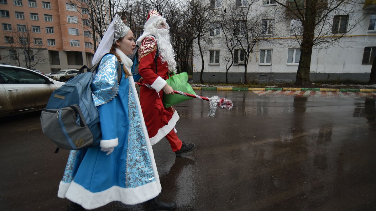 Хождение по елкам. Дед Мороз под прикрытием в квартирах москвичей – Москва  24, 11.01.2018