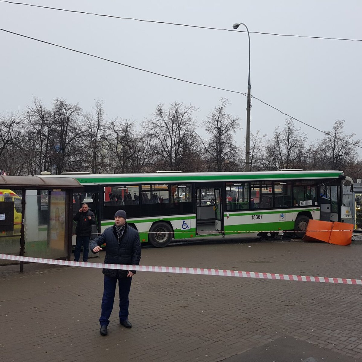 В наехавший на остановку в Москве автобус врезался автомобиль – Дептранс –  Москва 24, 29.12.2017