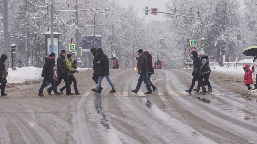 Свежие новости о погоде в москве. Московские дороги зимой. Гололедица. Сильный ветер. Гололед на улице.