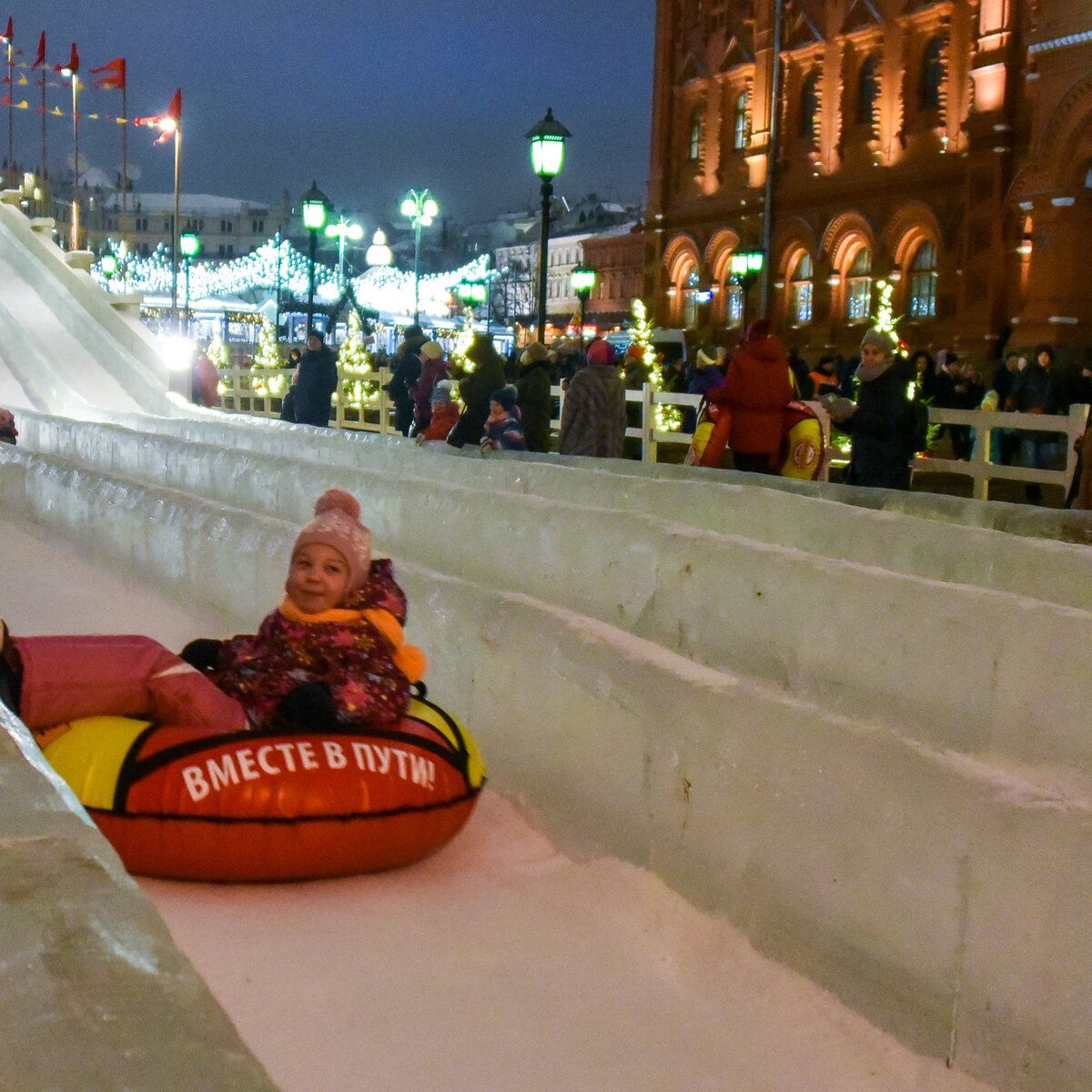 На площади Революции открылась Большая ледяная горка – Москва 24, 23.12.2018