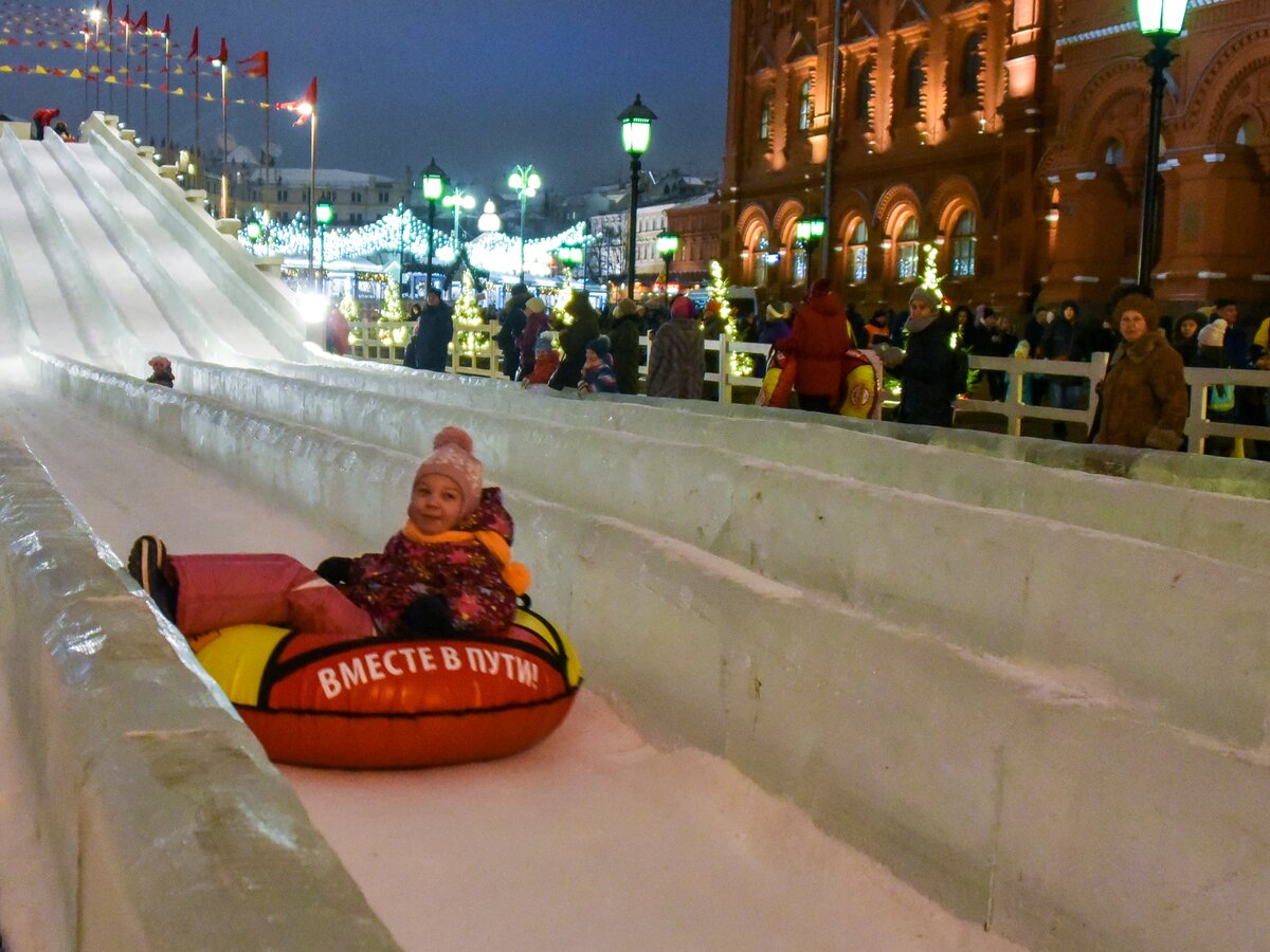 На площади Революции открылась Большая ледяная горка – Москва 24, 23.12.2018