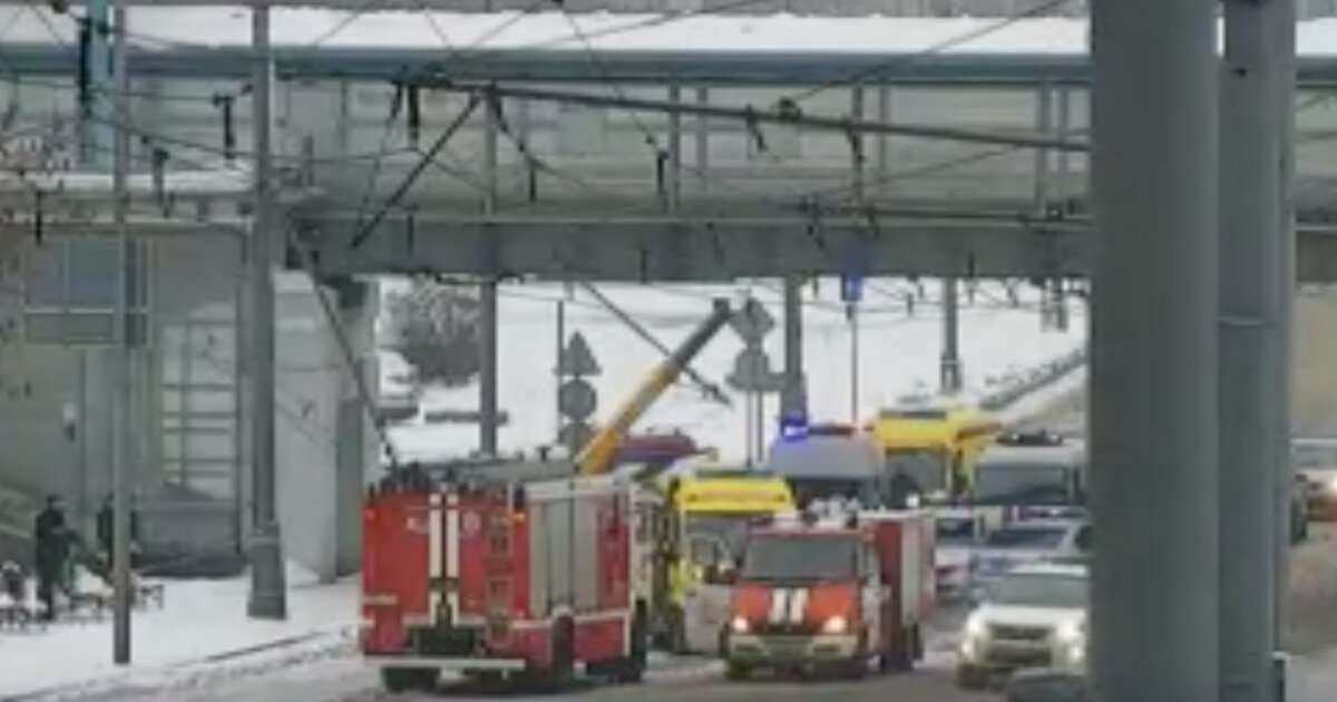 Автокран врезался в поезд. ДКО кран Москва.