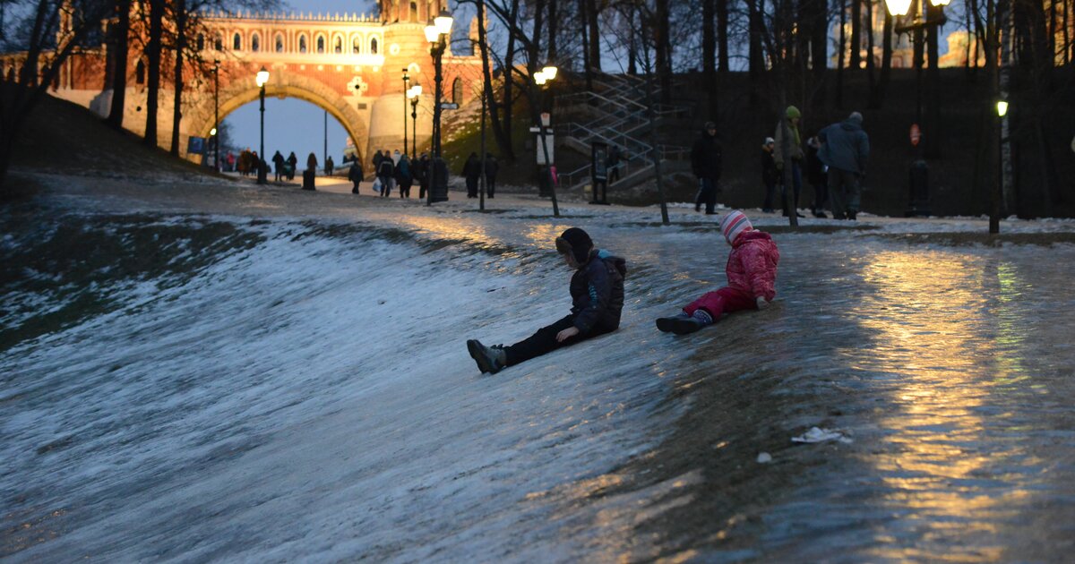 Сходить на выходных. Парк Царицыно каток. Места для прогулок в Москве зимой. Прогулка в зимнем парке. Царицынский парк в Москве зимой.