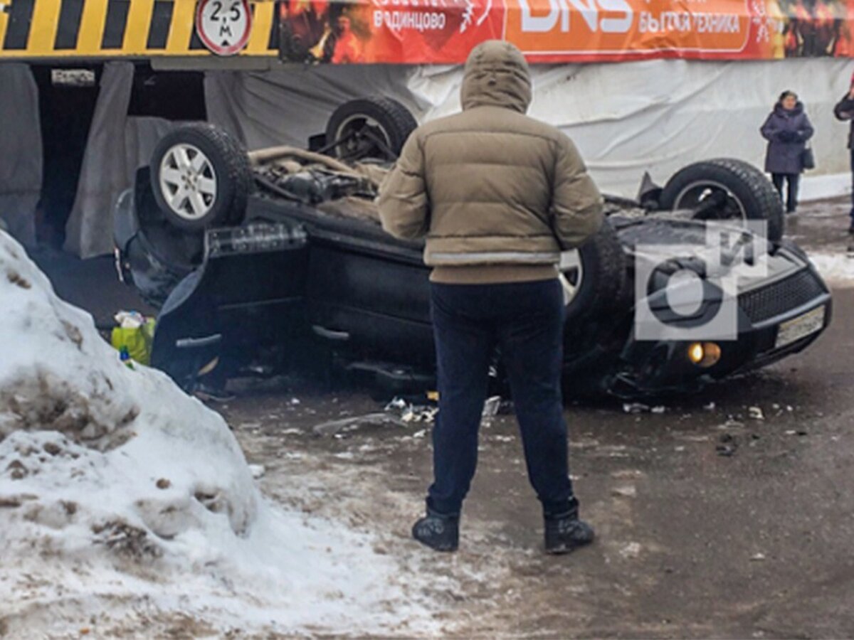 Женщина-водитель рухнувшего с парковки Land Rover перепутала педали –  Москва 24, 20.01.2019