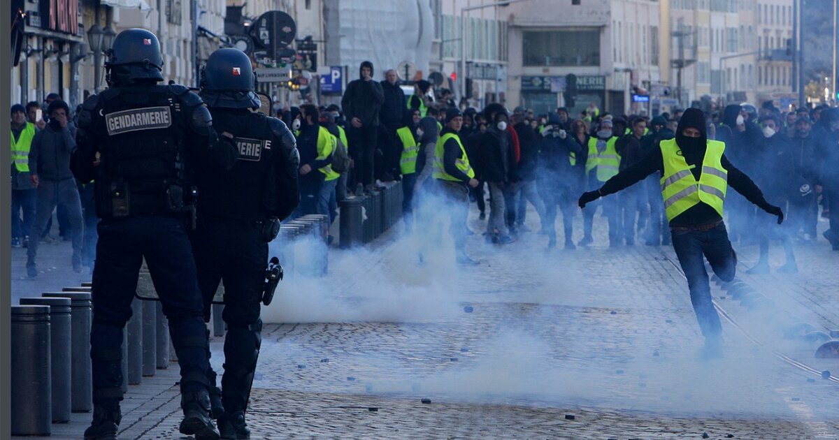 Французский убегать. Протесты во Франции 2018. Снимок врача Париж беспорядки.