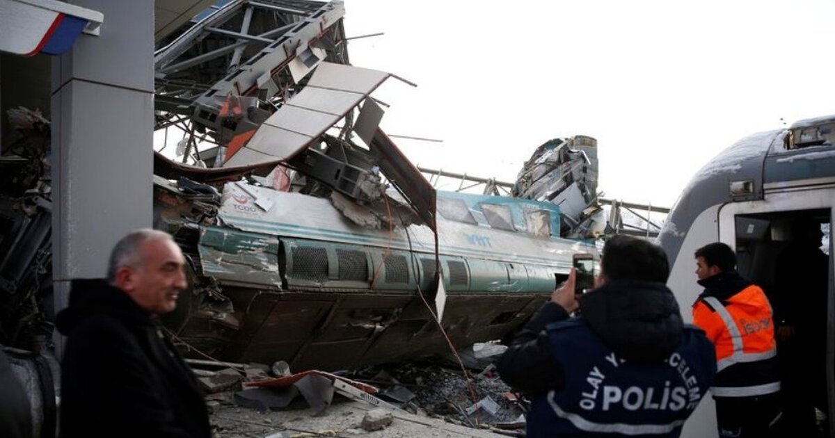 Istanbul crash. Столкновение Турция. Поезда в Турции. Турецкий поезд.