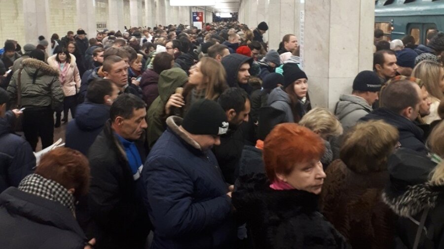 Москва сбой. Сбой в работе метро. Пассажирка в метро. Сбой в Московском метро на Замоскворецкой линии. В Москве перебой в работе метро.