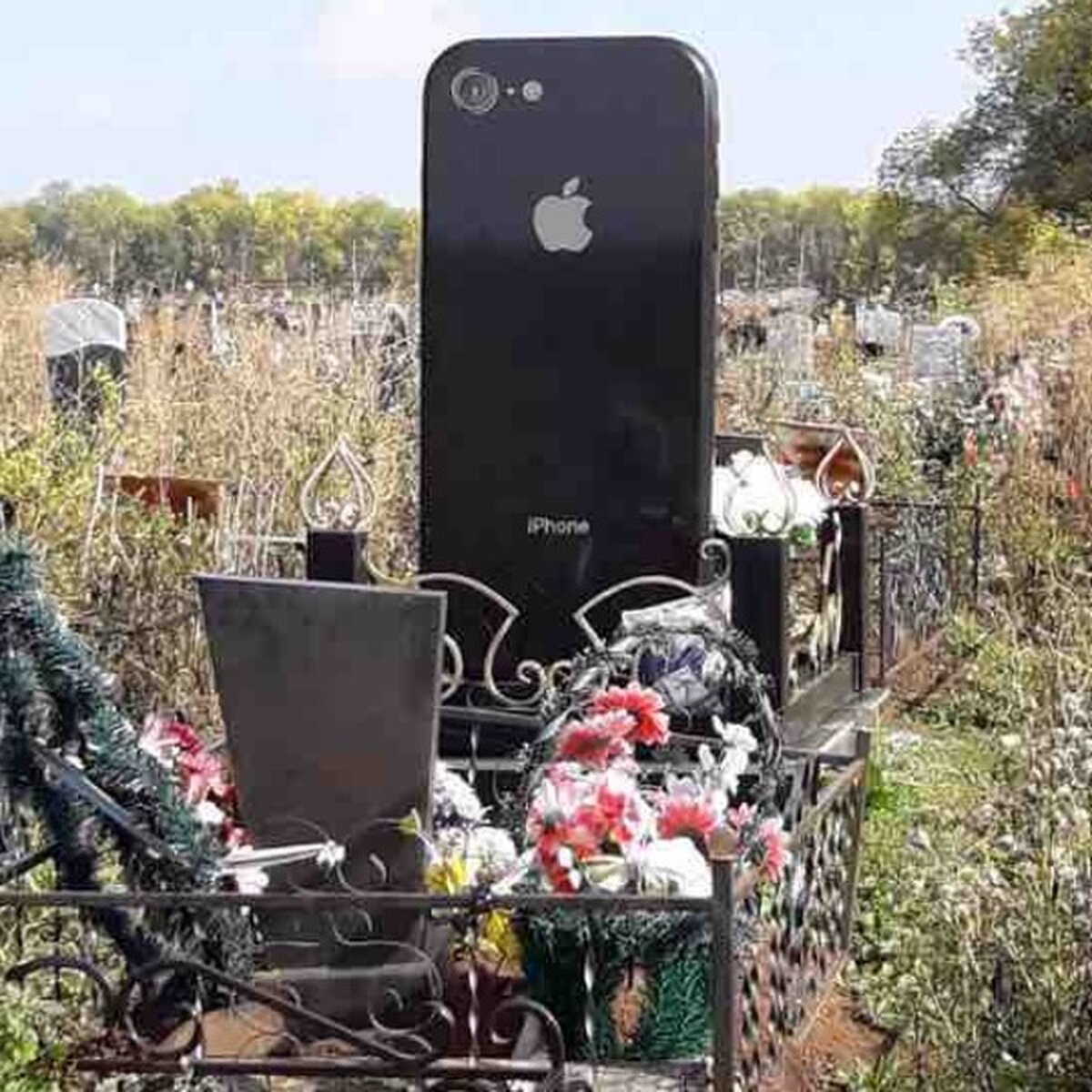 На кладбище в Уфе установили памятник в виде iPhone 6 – Москва 24,  26.09.2018