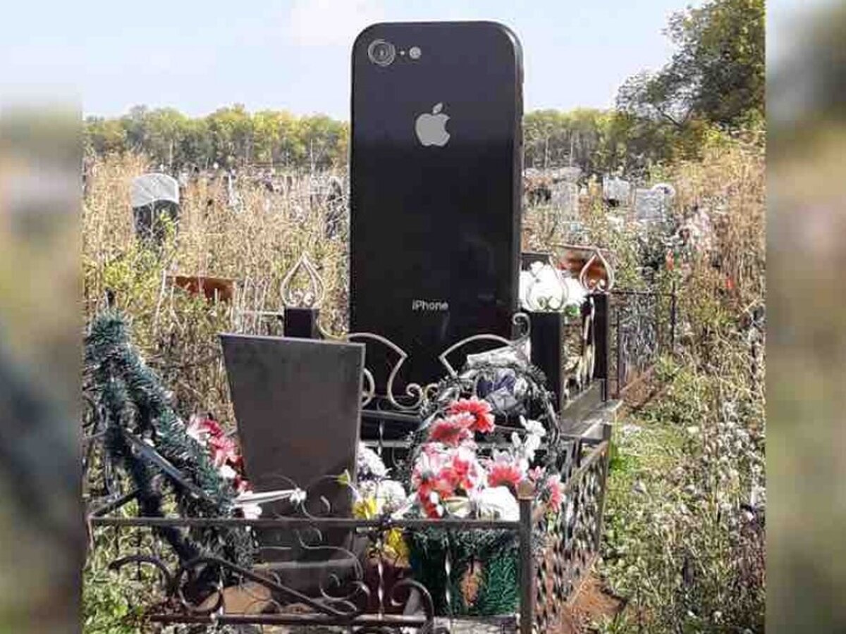 На кладбище в Уфе установили памятник в виде iPhone 6 – Москва 24,  26.09.2018