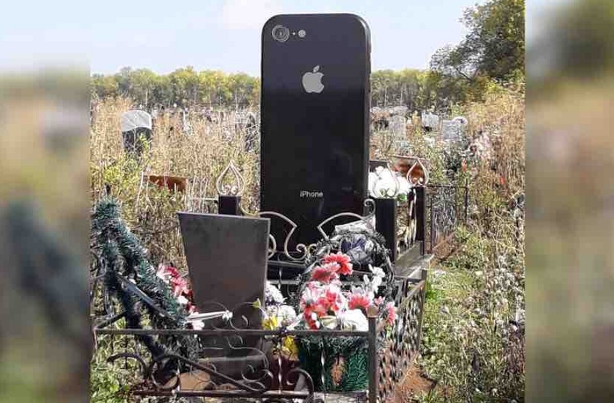 На кладбище в Уфе установили памятник в виде iPhone 6 – Москва 24,  26.09.2018